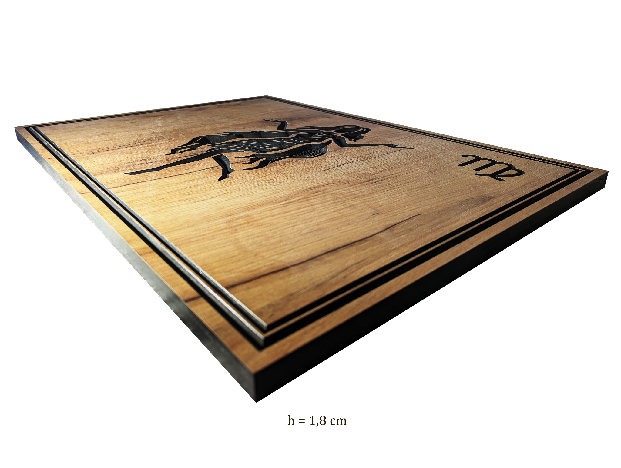 Drewniana płaskorzeźba przedstawiająca znak zodiaku Panna, wykonana z jasnego drewna z ciemnymi, wyciętymi detalami i obramowaniem, sfotografowana pod kątem z widoczną grubością deski.