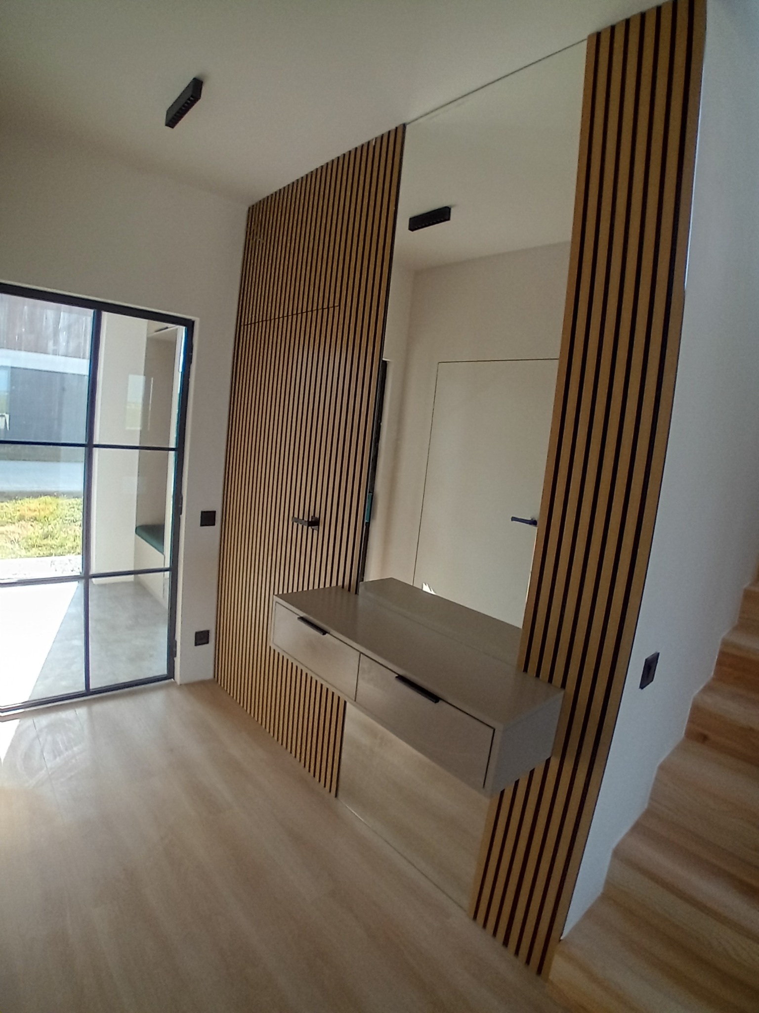 Drzwi ukryte pod lamelami