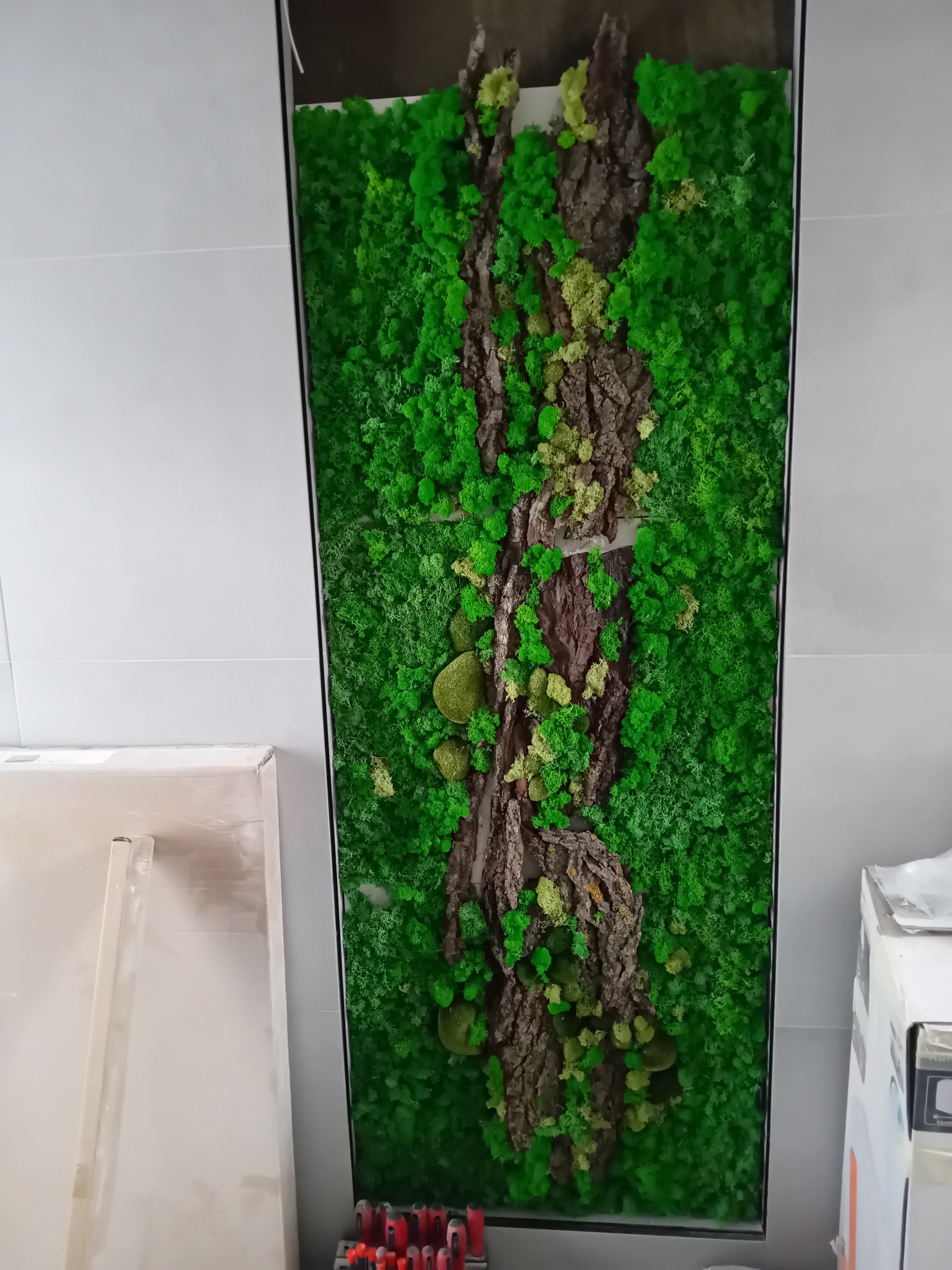 Wykonanie obrazu z mchu oraz kory do podświetlanej wnęki w łazience