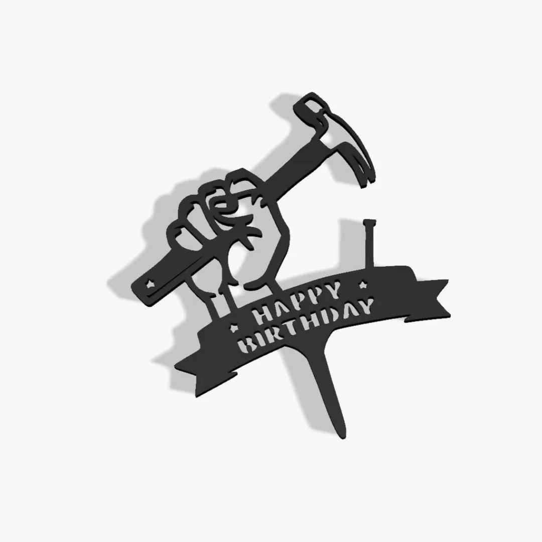 Czarny, wycinany laserowo topper na tort urodzinowy przedstawiający pięść trzymającą młotek wbijający gwóźdź, z napisem 'Happy Birthday' na wstążce.