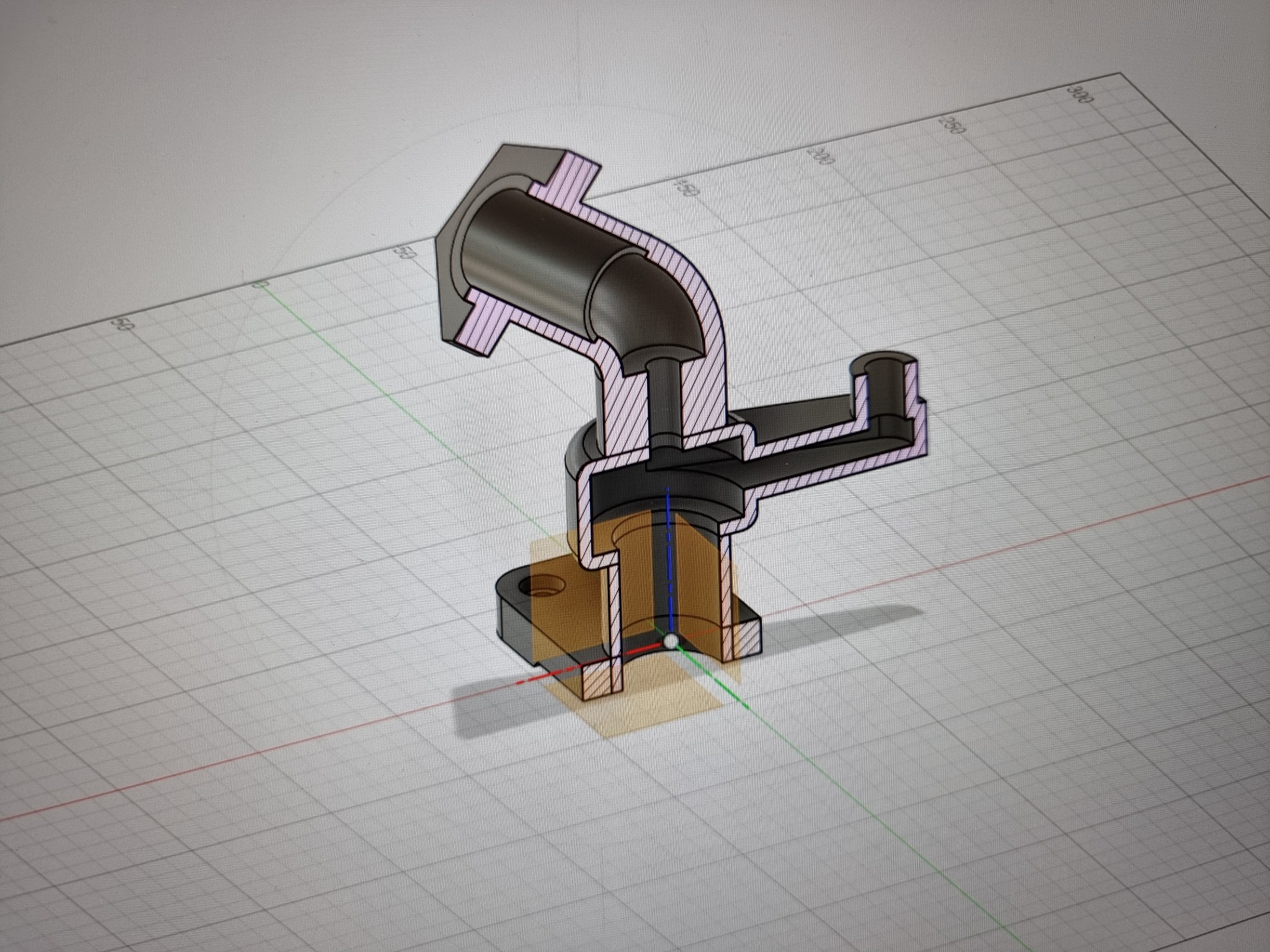 Przekrój 3D modelu CAD rury kolankowej z kołnierzem, widoczne linie pomocnicze i siatka w tle.