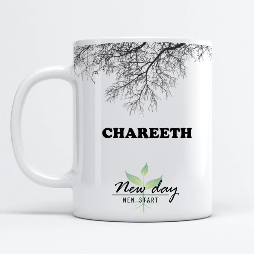 Biały kubek z nadrukowanym imieniem 'CHAREETH' pod gałęziami drzewa i napisem 'New day New start' z motywem roślinnym, prezentowany na jasnym tle.