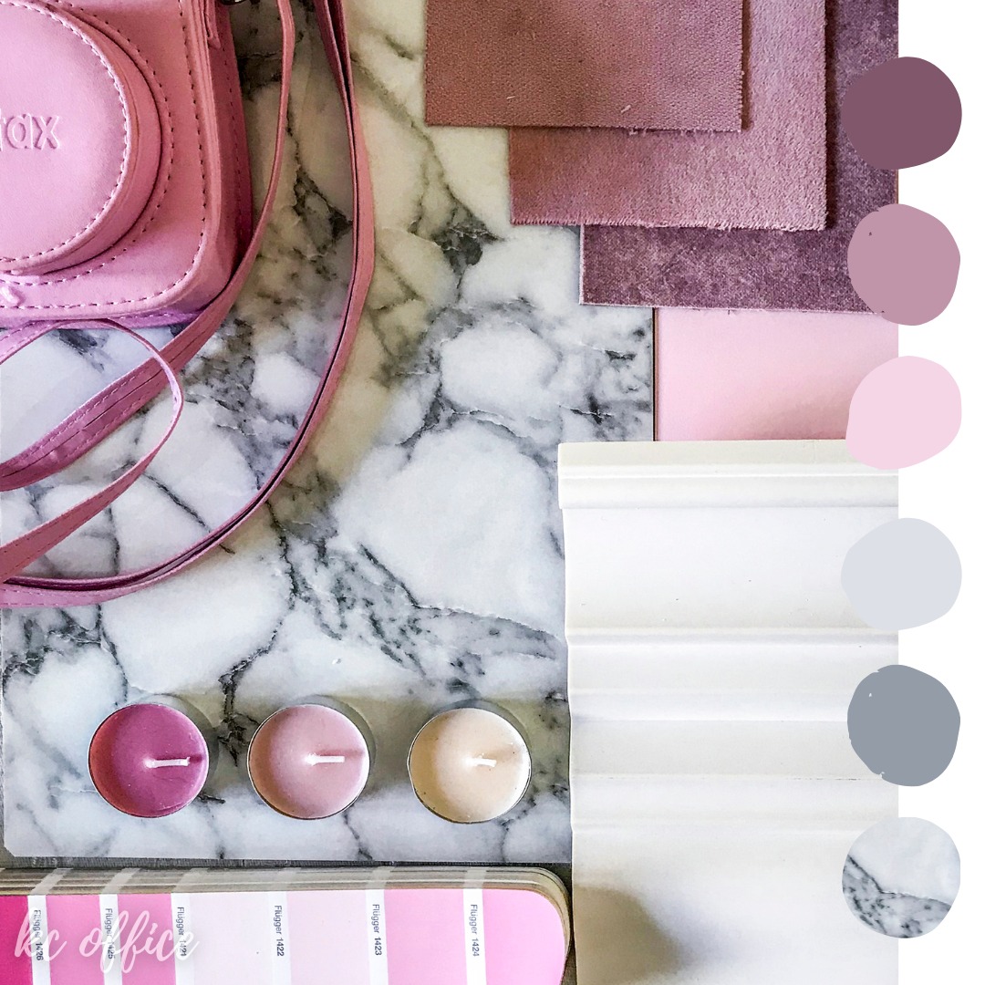 Paleta kolorów w odcieniach różu i fioletu, próbki tkanin, listwa przypodłogowa, marmurowa płytka, trzy świeczki i różowy aparat fotograficzny Instax, tworzące kompozycję inspiracji dla projektu...