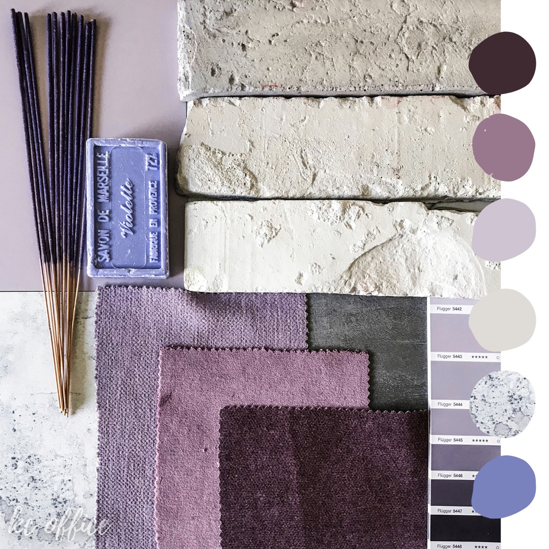 Paleta kolorów fioletowych i szarości z próbkami tkanin, cegieł i mydła marsylskiego, uzupełniona o paletę barw Flügger.