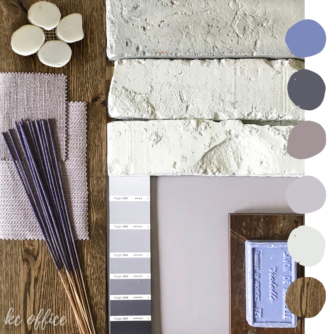 Paleta kolorów i materiałów wykończeniowych w odcieniach szarości i fioletu: próbki tkanin, cegły, farby Flugger, mydło prowansalskie i kadzidła.