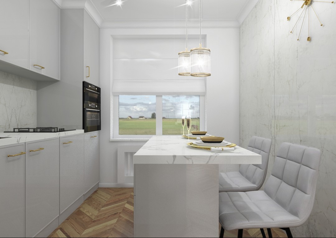 Jasna kuchnia z marmurowymi akcentami: białe szafki z złotymi uchwytami, marmurowy blat stołu z zastawą, dwa krzesła z szarym obiciem, parkiet w jodełkę, okno z widokiem na zielone pola.