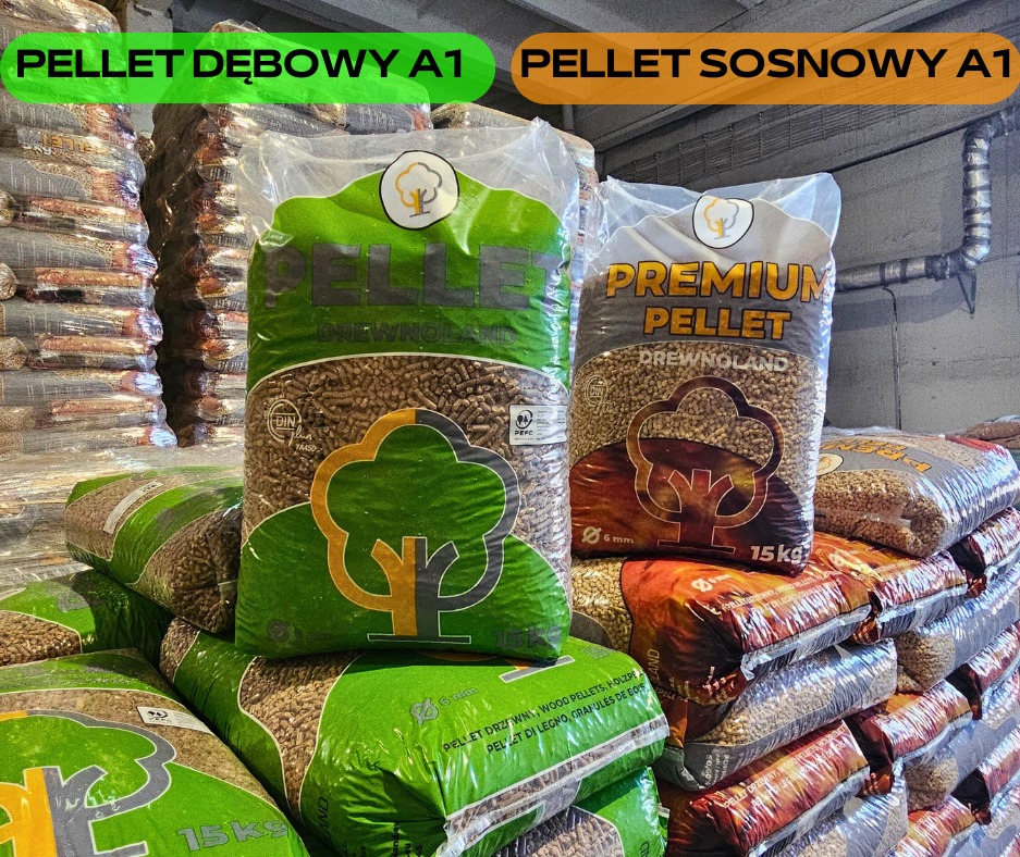 Stos worków z pelletem drzewnym dębowym i sosnowym, etykiety z logo firmy Drew-Noland, widoczne certyfikaty DIN i PEFC, oznaczenie A1, ułożone w stosy w magazynie.