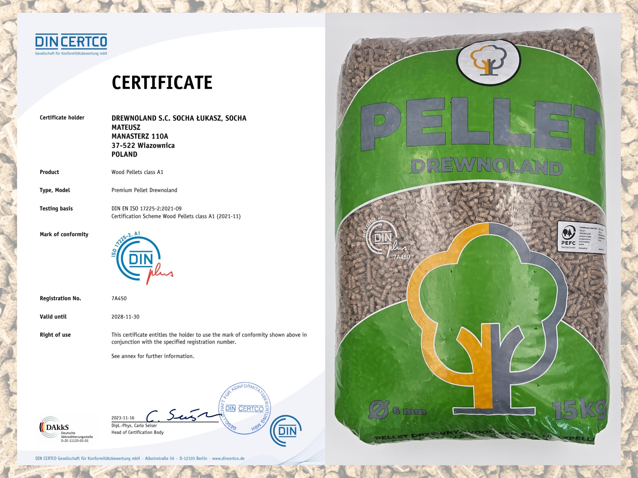 Certyfikat DIN CERTCO obok worka z pelletem drzewnym firmy Drewnoland, widoczny znak DINplus i PEFC, worek 15kg.
