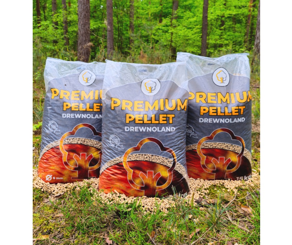 Trzy worki z napisem 'Premium Pellet Drewnoland' na tle leśnym, rozsypane drobne granulki na mchu i trawie.