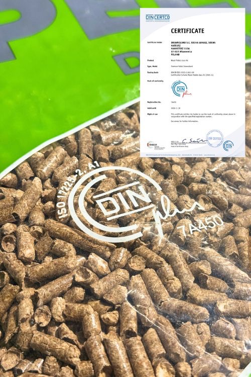 Pellet drzewny w przezroczystym worku z certyfikatem DIN plus, widoczne oznaczenia normy ISO 17225-2 A1 oraz numer 7A450.