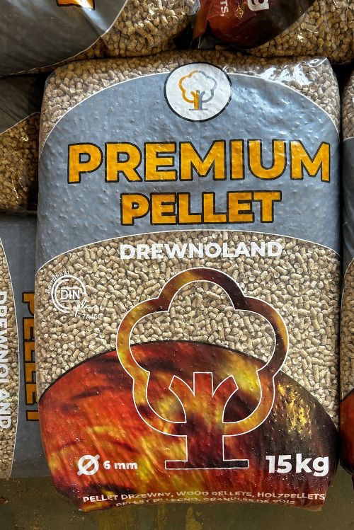 Worek Premium Pellet DrewnoLand 15kg z certyfikatem DIN, pellet drzewny o średnicy 6mm, widoczne granulki pelletu.