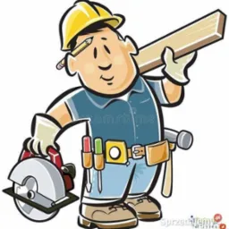 Karykaturalny budowlaniec z żółtym kaskiem, trzymający deskę na ramieniu i piłę tarczową w ręce, z narzędziami przy pasie.