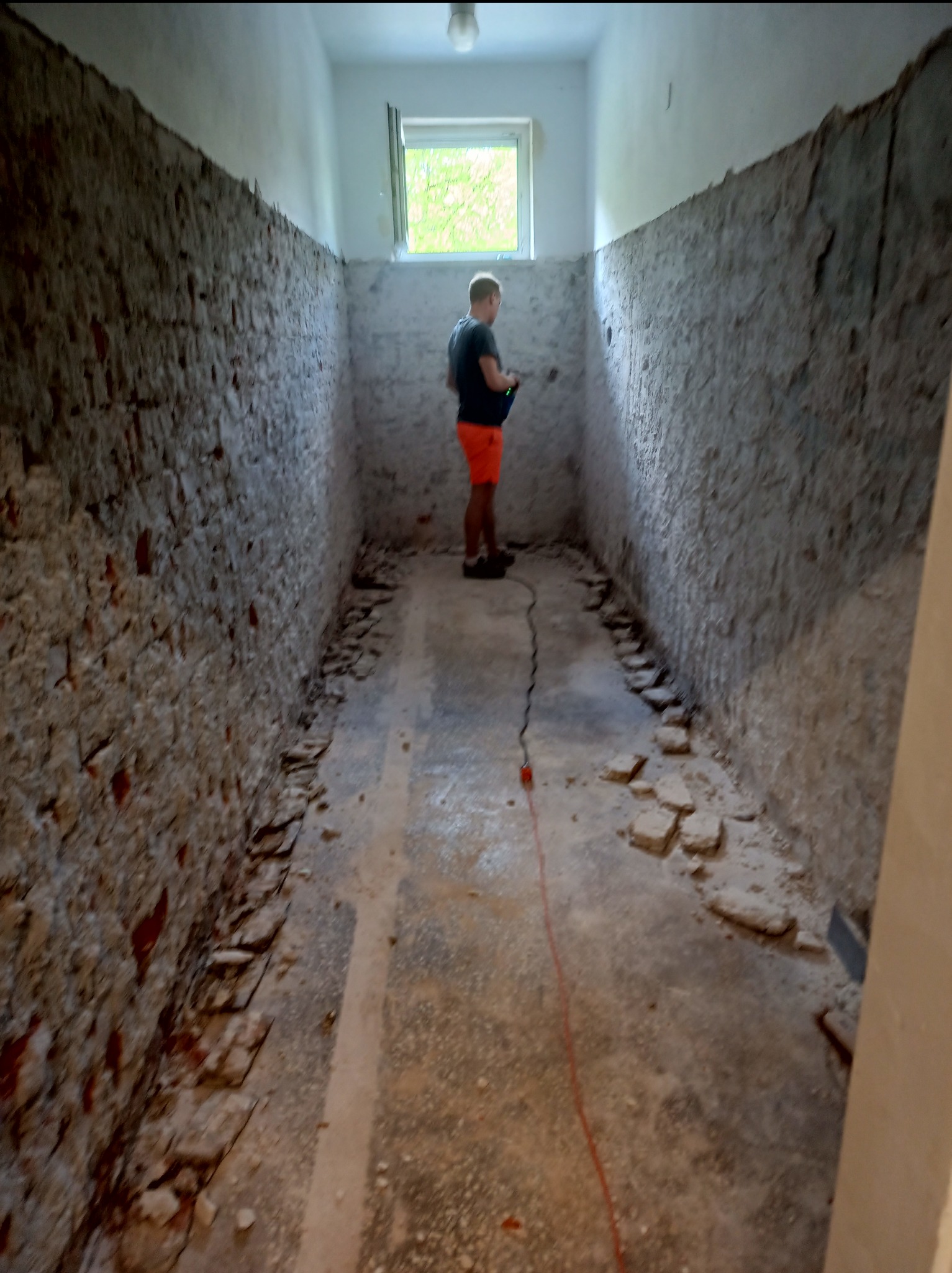 Kucie płytek, kleju i tynku