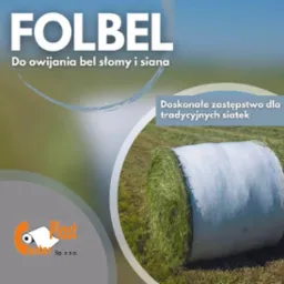 Bala siana owinięta białą folią ochronną na polu, z widocznym logo producenta folii i hasłem reklamowym.