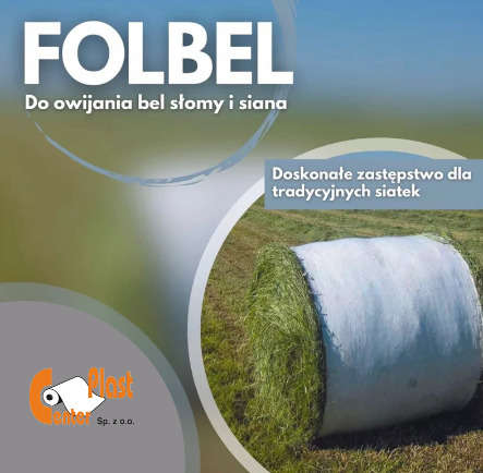 Bala siana owinięta białą folią ochronną na polu, z widocznym logo producenta folii i hasłem reklamowym.