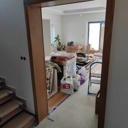 Stolarka Budowlana - Obróbka drzwi opaskami drewnianymi