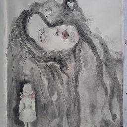 Karolina Król - Szkic w odcieniach szarości przedstawiający śpiącą twarz kobiety z czerwonymi ustami, otoczoną ciemnymi, falującymi włosami, w których ukryte są dwie małe postacie; u dołu widoczna postać...