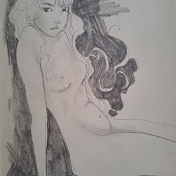 Karolina Król - Szkic ołówkiem przedstawiający kobiecą postać z długimi, falującymi włosami, siedzącą na podłodze, z ciemnym, kreskowanym tłem.