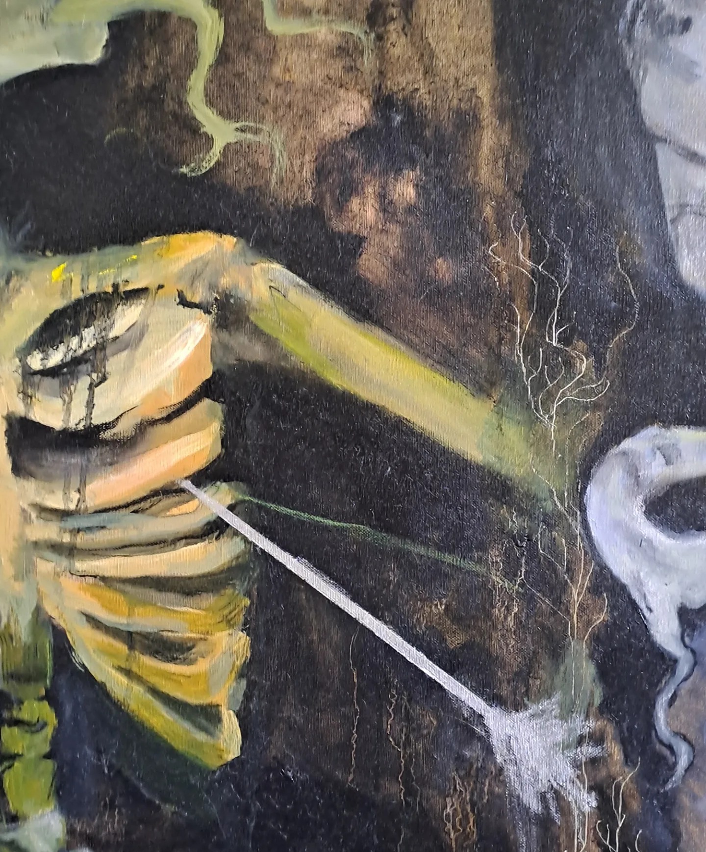 Fragment obrazu olejnego przedstawiającego abstrakcyjny motyw z elementami przypominającymi szkielet i roślinność na ciemnym tle.