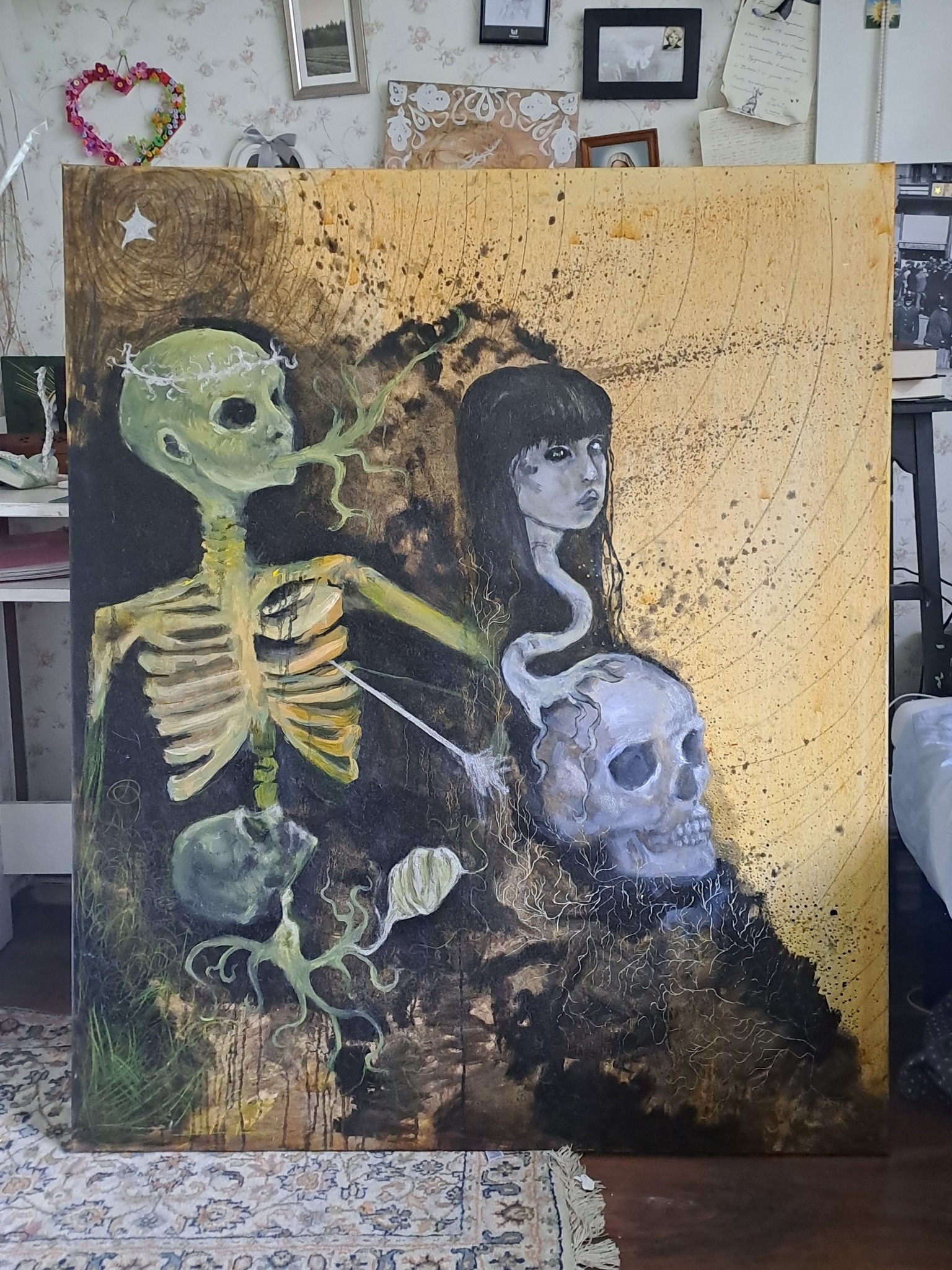 Obraz olejny na płótnie przedstawiający surrealistyczną kompozycję z motywami śmierci i kobiecości: szkielet w koronie, dym wydobywający się z ust, czaszka i postać kobiety z wężem zamiast szyi,...