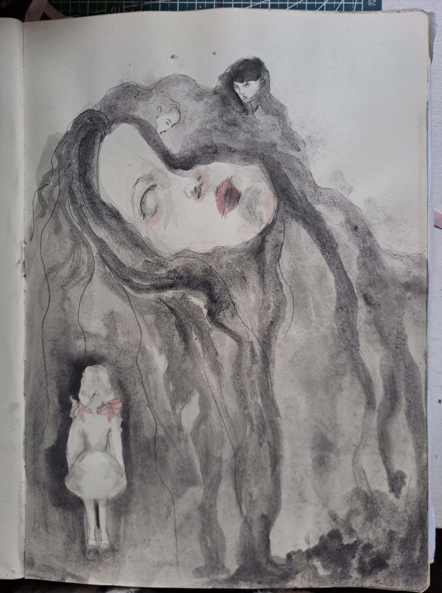 Szkic w odcieniach szarości przedstawiający śpiącą twarz kobiety z czerwonymi ustami, otoczoną ciemnymi, falującymi włosami, w których ukryte są dwie małe postacie; u dołu widoczna postać...