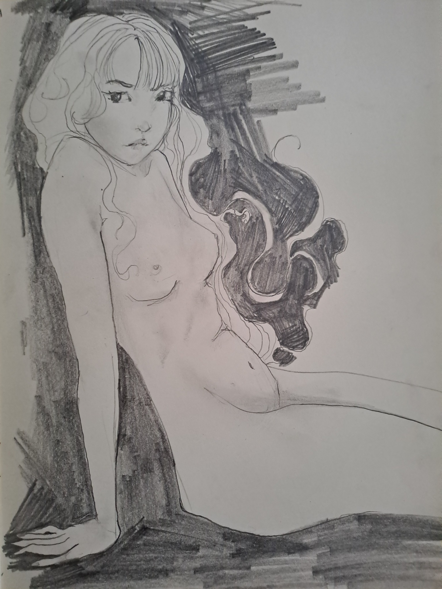 Szkic ołówkiem przedstawiający kobiecą postać z długimi, falującymi włosami, siedzącą na podłodze, z ciemnym, kreskowanym tłem.