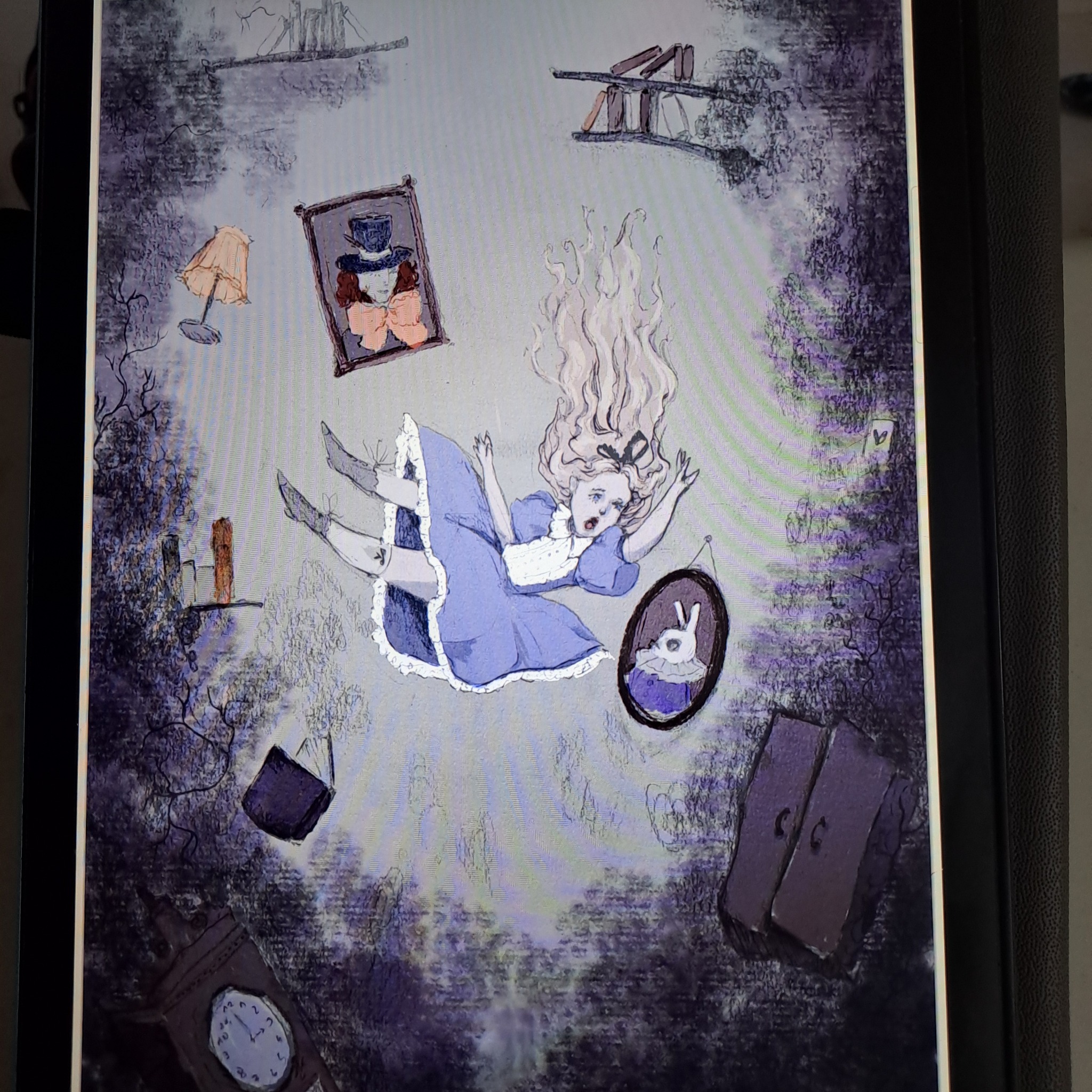 Ilustracja cyfrowa przedstawiająca dziewczynę w niebieskiej sukience spadającą w surrealistycznym otoczeniu, z unoszącymi się przedmiotami takimi jak zegar, lampa, książki i portrety.