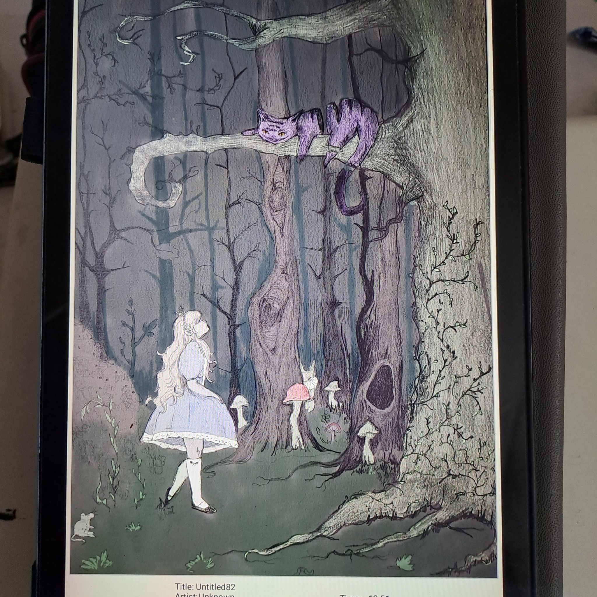 Ilustracja cyfrowa przedstawiająca Alicję w Krainie Czarów w mrocznym lesie, z kotem z Cheshire leżącym na gałęzi drzewa, oraz grzybami i myszą u stóp drzew