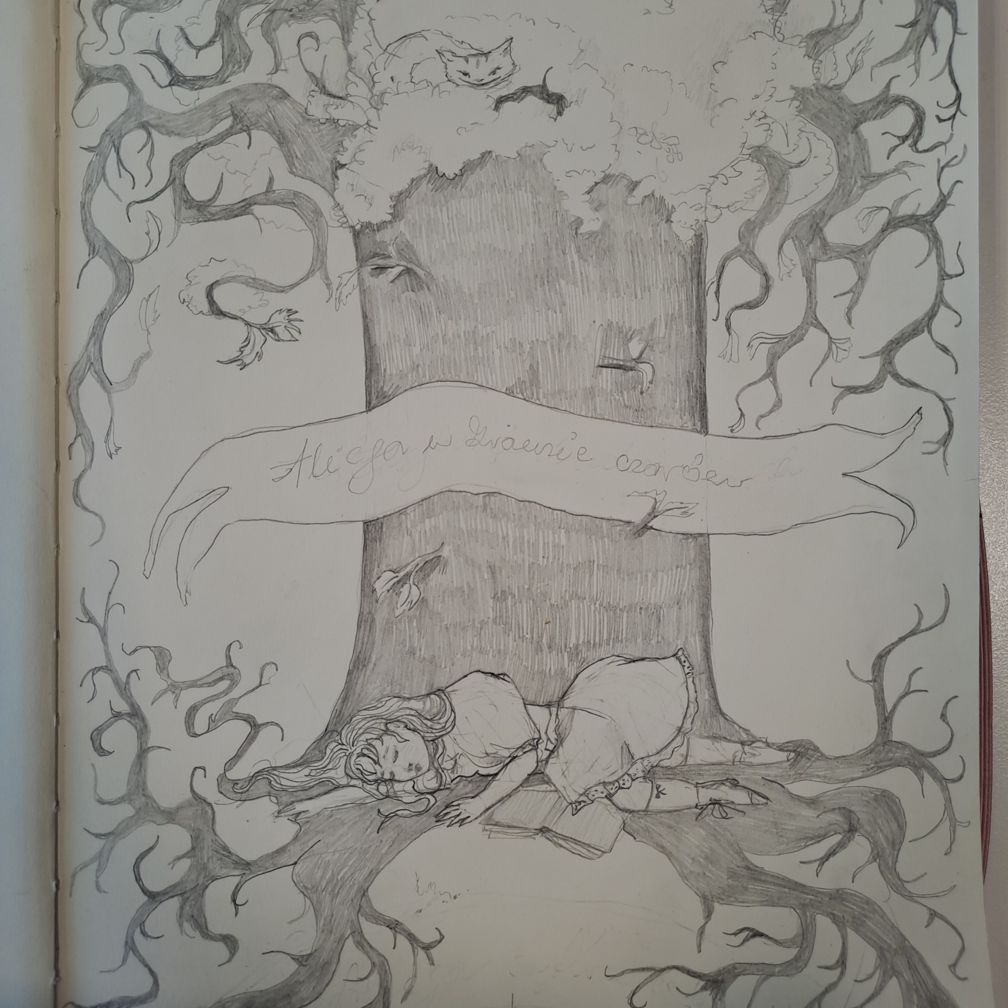 Ołówkowy szkic przedstawiający śpiącą dziewczynę u podnóża drzewa, z napisem 'Alicja w krainie czarów' na wstędze owiniętej wokół pnia, oraz kotem siedzącym w koronie drzewa.