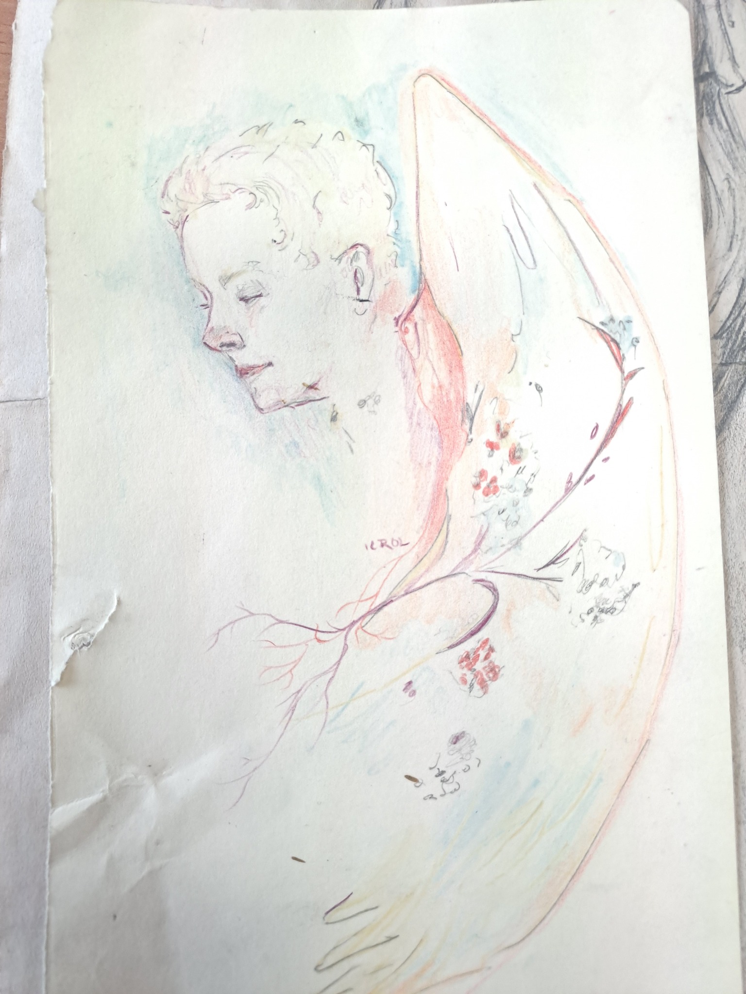 Szkic postaci kobiecej z zamkniętymi oczami i anielskim skrzydłem, wykonany kredkami i akwarelą na postarzanym papierze z uszkodzeniami na krawędziach.