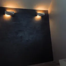 Ściana w ciemnym odcieniu z efektem dekoracyjnym, oświetlona dwoma nowoczesnymi kinkietami z ciepłym światłem, widoczne fragmenty podłogi z paneli oraz schody.