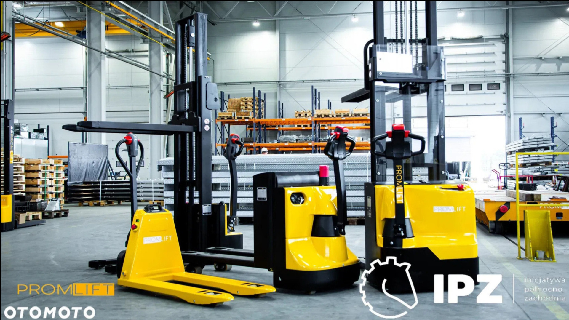 Żółto-czarne wózki paletowe elektryczne i wózki widłowe w hali magazynowej, z widocznymi paletami i regałami w tle.