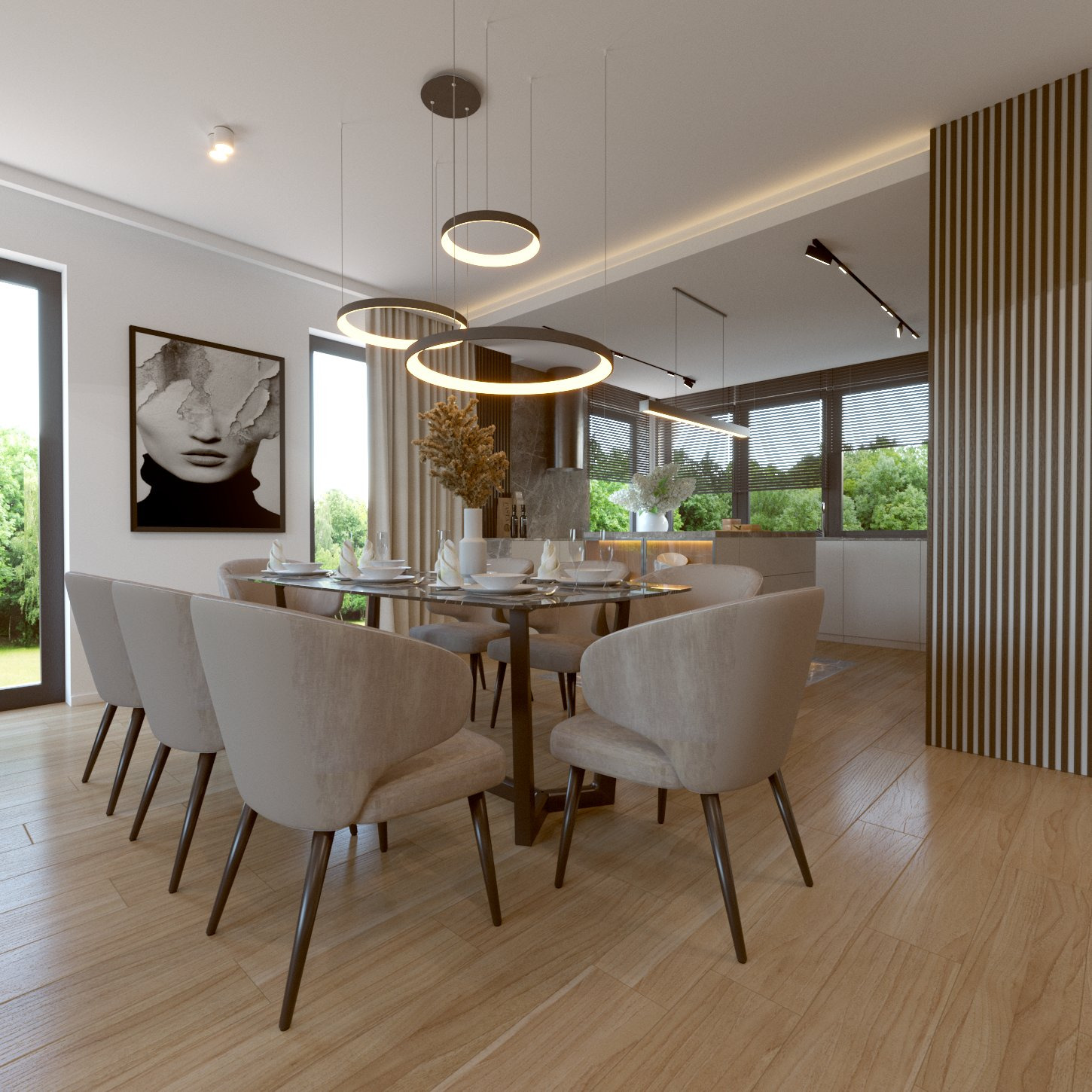 Nowoczesna jadalnia z drewnianą podłogą, szklanym stołem i beżowymi krzesłami. Nad stołem wiszą trzy okrągłe lampy. W tle widoczna kuchnia z oknem i roślinami. Na ścianie obraz w czarnej ramie.