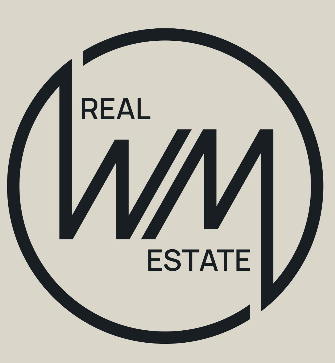 Abstrakcyjne logo firmy Real Estate w okręgu, z geometrycznym połączeniem liter 'WM' w ciemnym kolorze na jasnym tle.