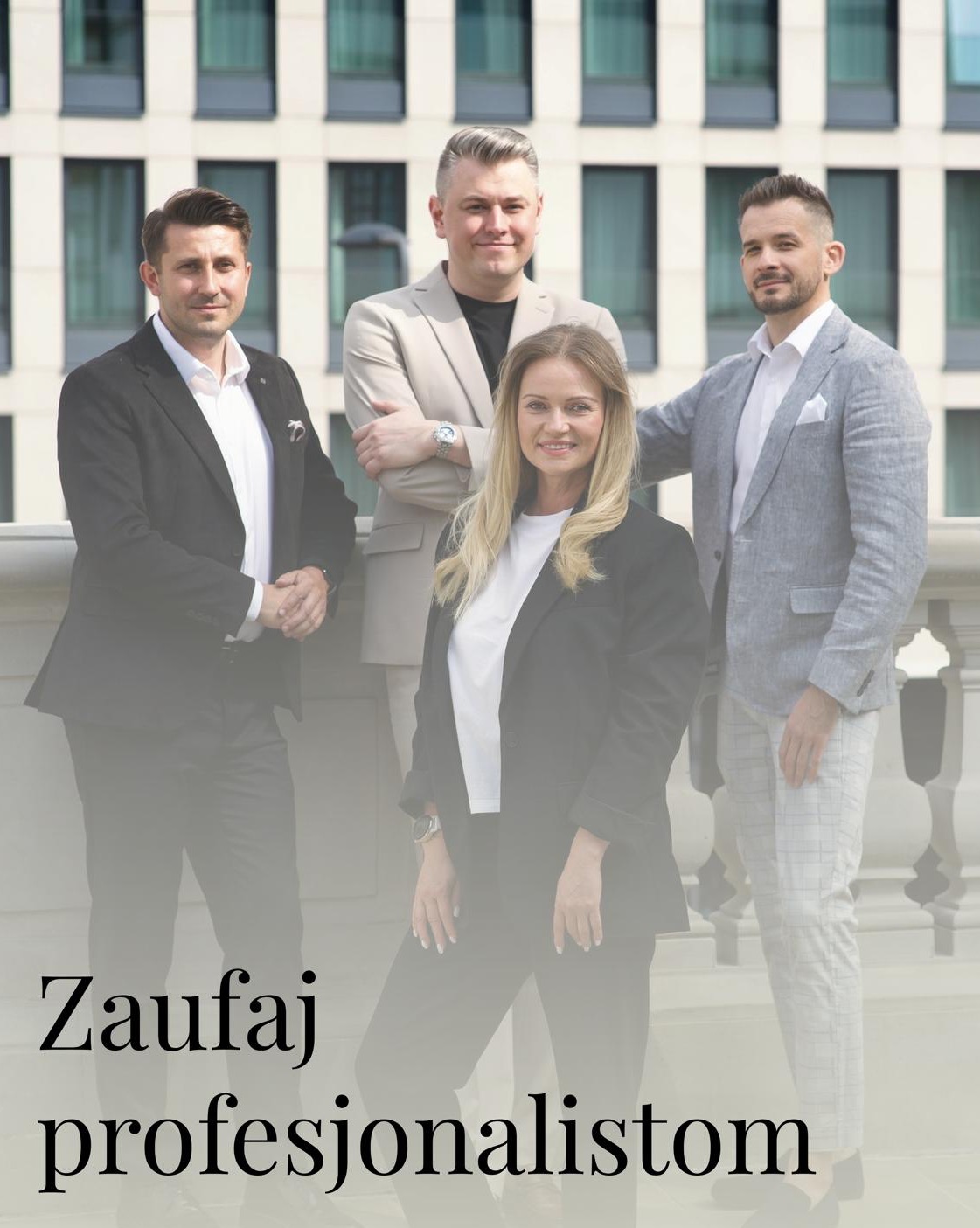 Czterech elegancko ubranych agentów nieruchomości pozuje na tle nowoczesnego budynku. Hasło: Zaufaj profesjonalistom.
