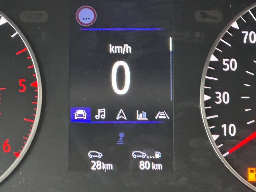 Deska rozdzielcza samochodu z wyświetlonymi informacjami: prędkość 0 km/h, zasięg do tankowania 80 km, dystans do celu 28 km.