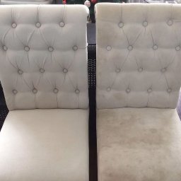 SMY Service - Dwa kremowe krzesła tapicerowane z guzikami, jedno czyste, drugie wyraźnie zabrudzone, prezentujące efekt czyszczenia.