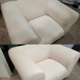 Dwa ujęcia tego samego kremowego fotela: g&oacute;rne przed czyszczeniem z widocznymi plamami na prawym boku, dolne po czyszczeniu, ukazujące odświeżony wygląd tapicerki.