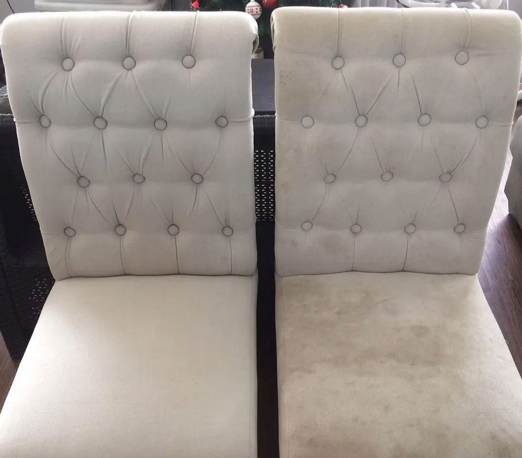 Dwa kremowe krzesła tapicerowane z guzikami, jedno czyste, drugie wyraźnie zabrudzone, prezentujące efekt czyszczenia.