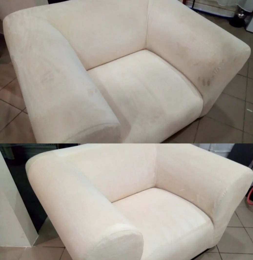 Dwa ujęcia tego samego kremowego fotela: górne przed czyszczeniem z widocznymi plamami na prawym boku, dolne po czyszczeniu, ukazujące odświeżony wygląd tapicerki.