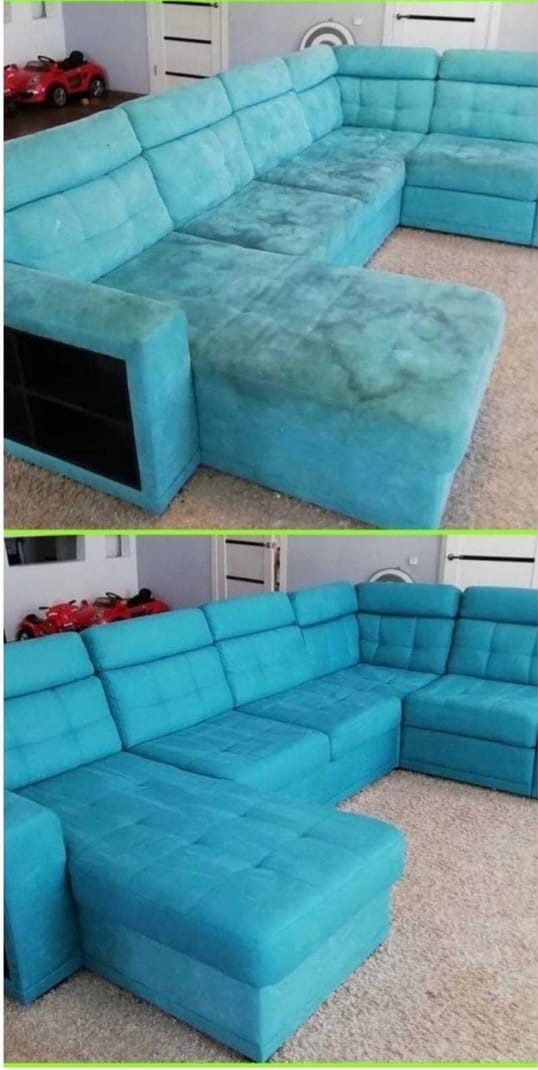 Zdjęcie przed i po czyszczeniu narożnika z turkusowej tapicerki. Na górze widoczne plamy i zabrudzenia, na dole narożnik czysty, o jednolitym kolorze. W tle widoczny pokój z zabawką - czerwonym...