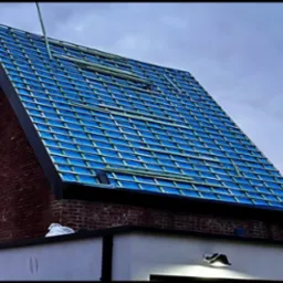 W trakcie układania niebieskiej membrany na dachu z łatami w Lublinie, przygotowanie do krycia dachu.