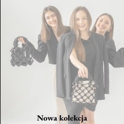 WebSquirrel - Strona internetowa z prezentacją nowej kolekcji torebek marki ATZM Design. Trzy uśmiechnięte modelki prezentują torebki. Widoczny koszyk i ikona koszyka w prawym górnym rogu.