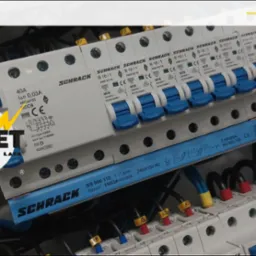 Rozdzielnica elektryczna z bezpiecznikami Schrack, okablowaniem i oznaczeniami. Widoczne logo Triget. Instalacja elektryczna w obiekcie, zabezpieczenia.