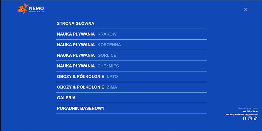 Niebieski interfejs strony z menu nawigacyjnym szkoły pływania Nemo, z linkami do nauki pływania w różnych lokalizacjach i obozów letnich/zimowych.