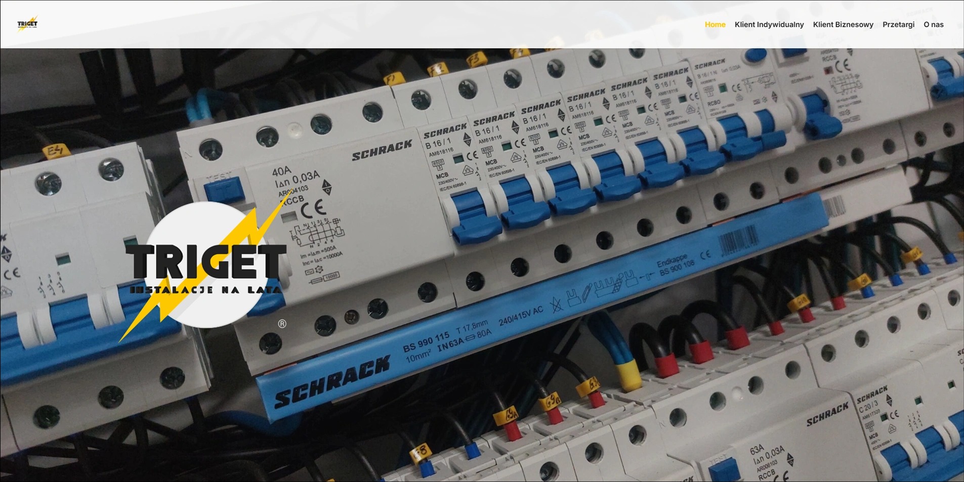 Rozdzielnica elektryczna z bezpiecznikami Schrack, okablowaniem i oznaczeniami. Widoczne logo Triget. Instalacja elektryczna w obiekcie, zabezpieczenia.