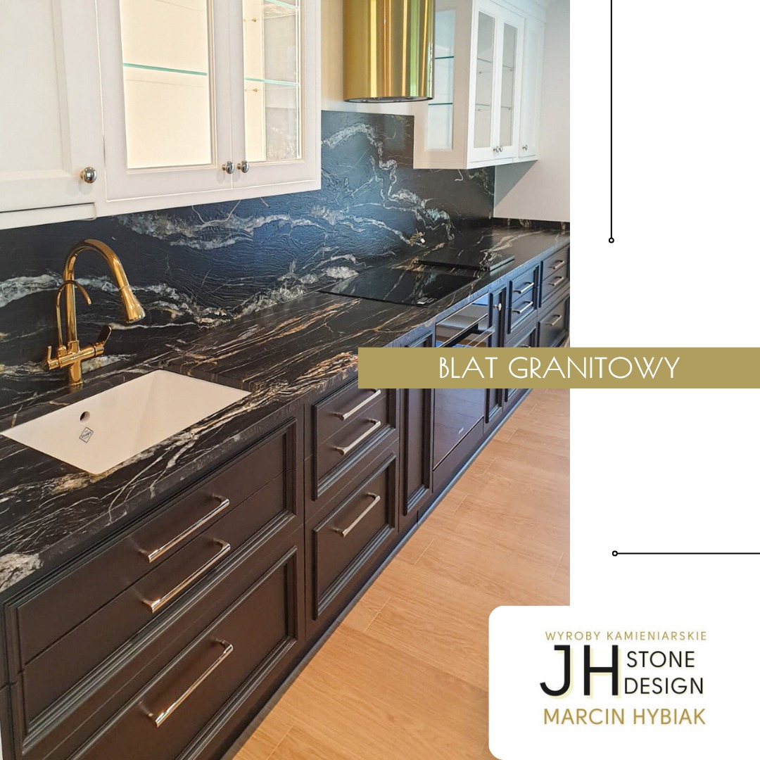 Czarny blat z granitu ze złotymi żyłami w eleganckiej kuchni z białymi szafkami i złotym okapem, widoczny zlew i płyta grzewcza.