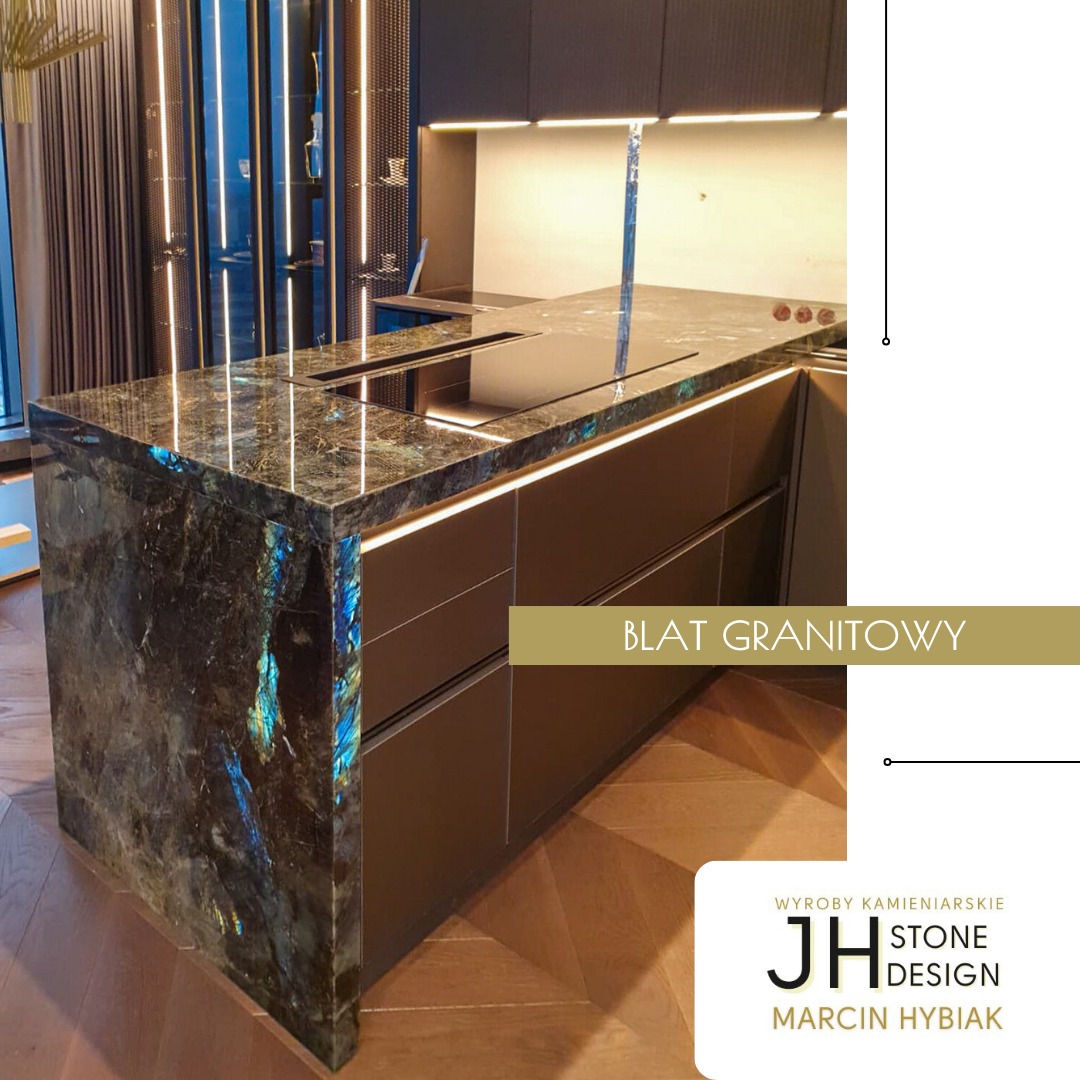 Granitowy blat kuchenny z niebieskimi i złotymi refleksami, wbudowana płyta grzewcza, podświetlenie LED pod blatem, nowoczesne wykończenie.