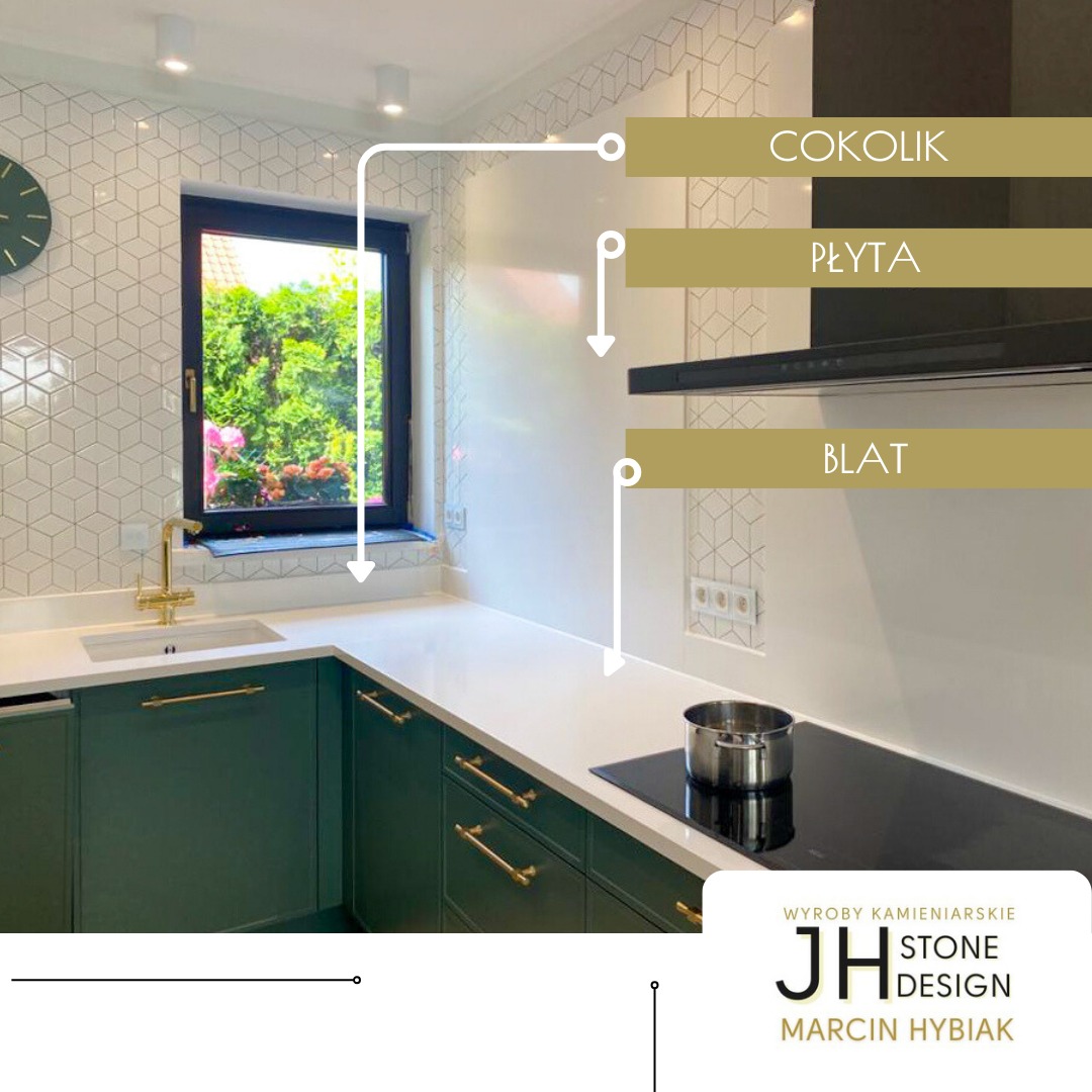 Kuchnia z zielonymi szafkami i białym blatem, złota bateria przy zlewie, na blacie płyta indukcyjna z garnkiem, ściana wyłożona płytkami w geometryczny wzór, widoczne logo firmy kamieniarskiej.