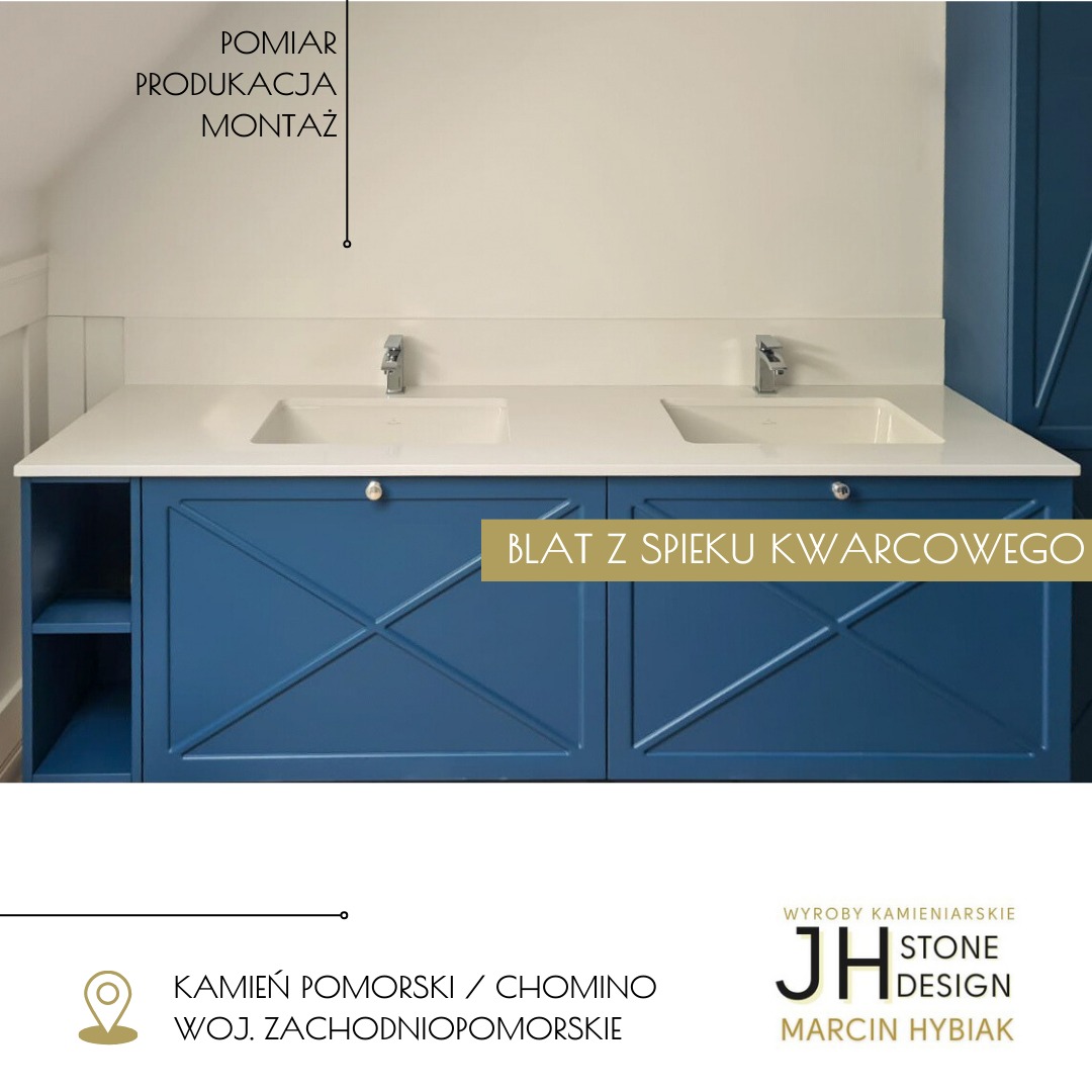 Łazienka z niebieską szafką pod umywalką i białym blatem ze spieku kwarcowego, widoczne dwie umywalki z chromowanymi bateriami, logo firmy kamieniarskiej w rogu